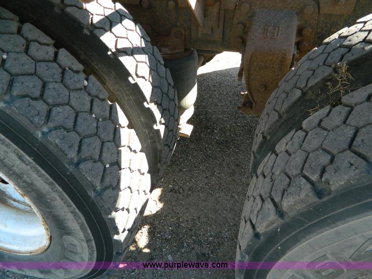 image for item G7505 1992 Ford LTLS9000 semi truck