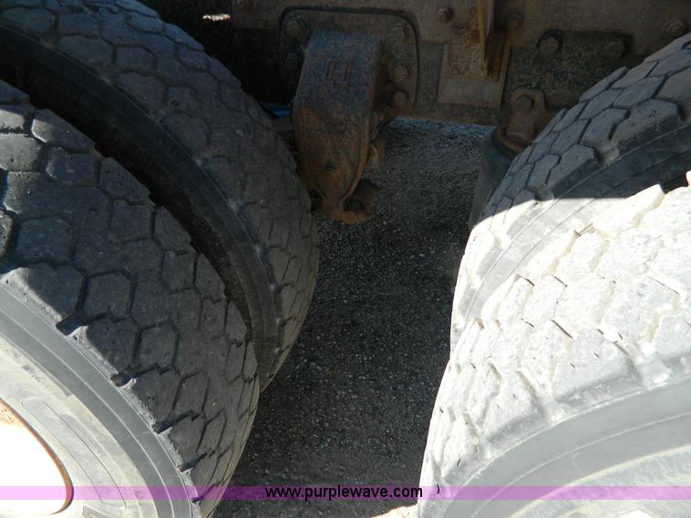 image for item G7505 1992 Ford LTLS9000 semi truck