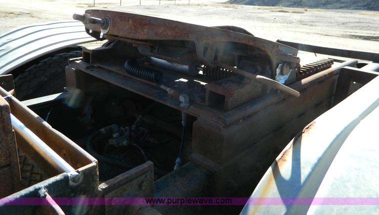 image for item G7505 1992 Ford LTLS9000 semi truck