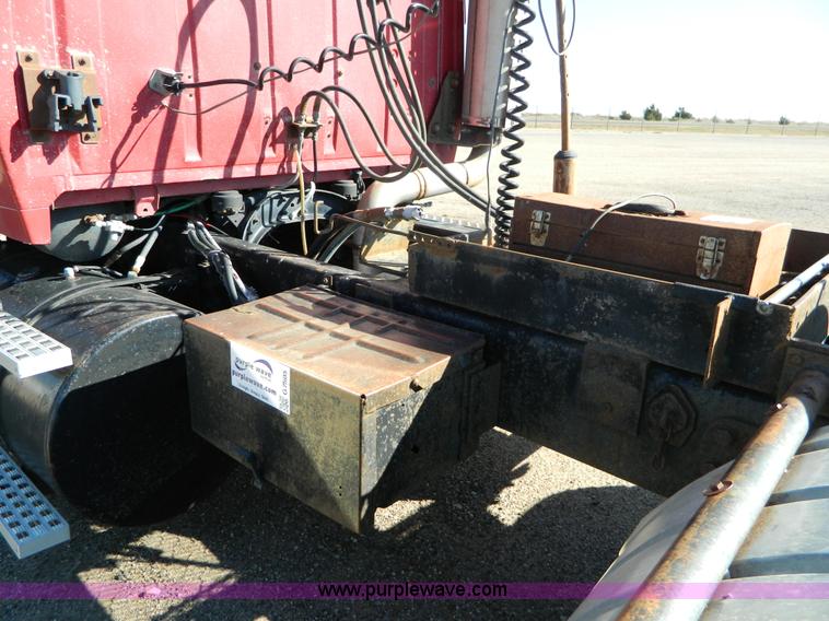 image for item G7505 1992 Ford LTLS9000 semi truck