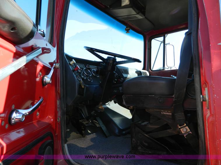 image for item G7505 1992 Ford LTLS9000 semi truck