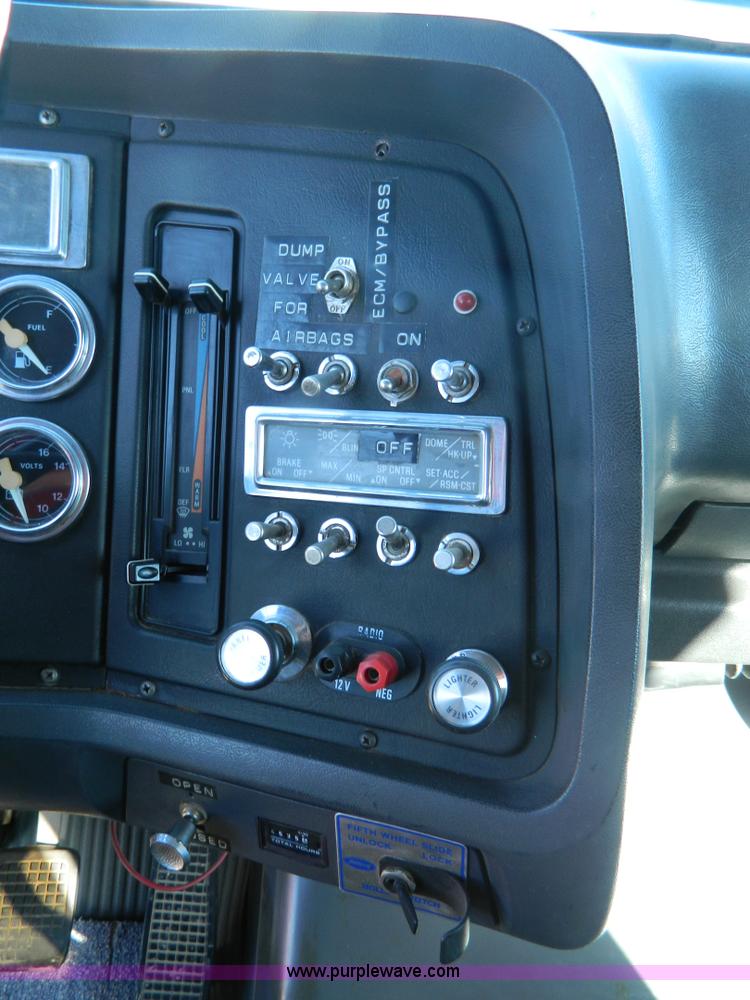 image for item G7505 1992 Ford LTLS9000 semi truck