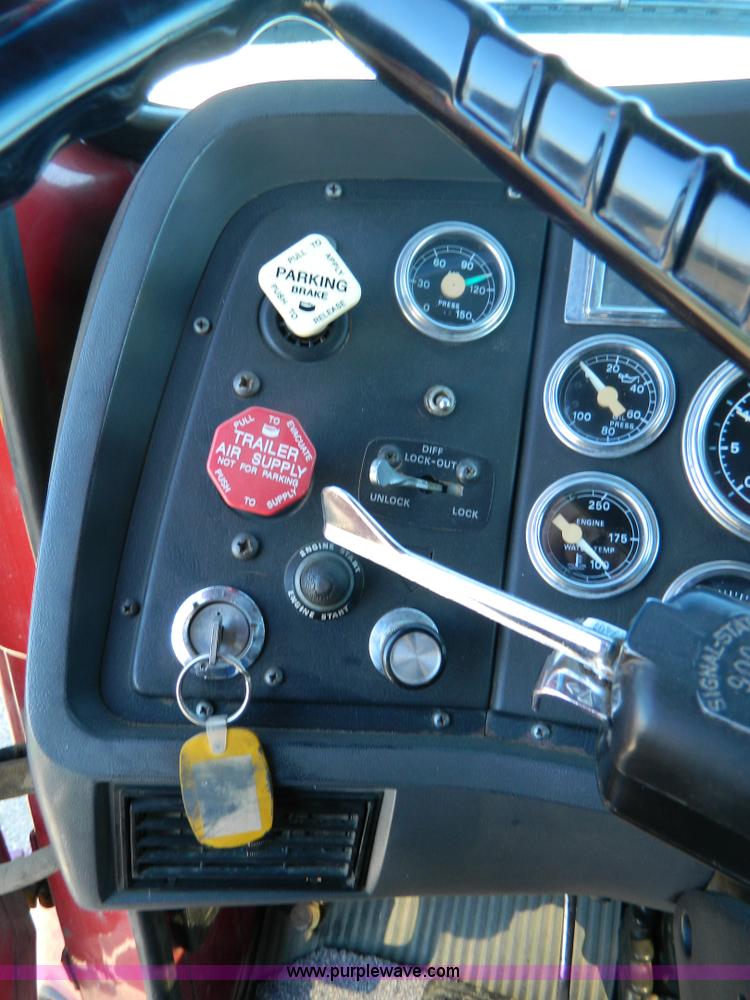 image for item G7505 1992 Ford LTLS9000 semi truck