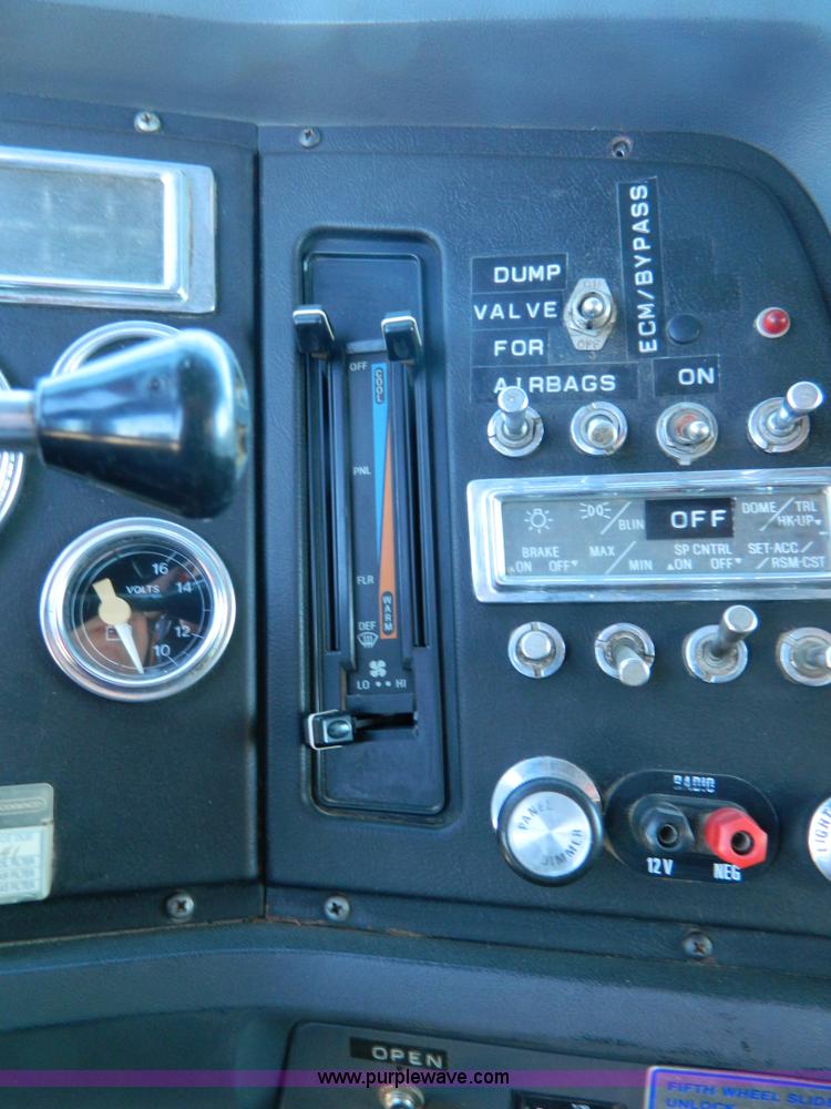 image for item G7505 1992 Ford LTLS9000 semi truck