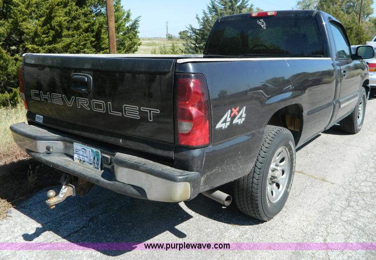 image for item G7526 2005 Chevrolet Silverado K1500 pickup truck