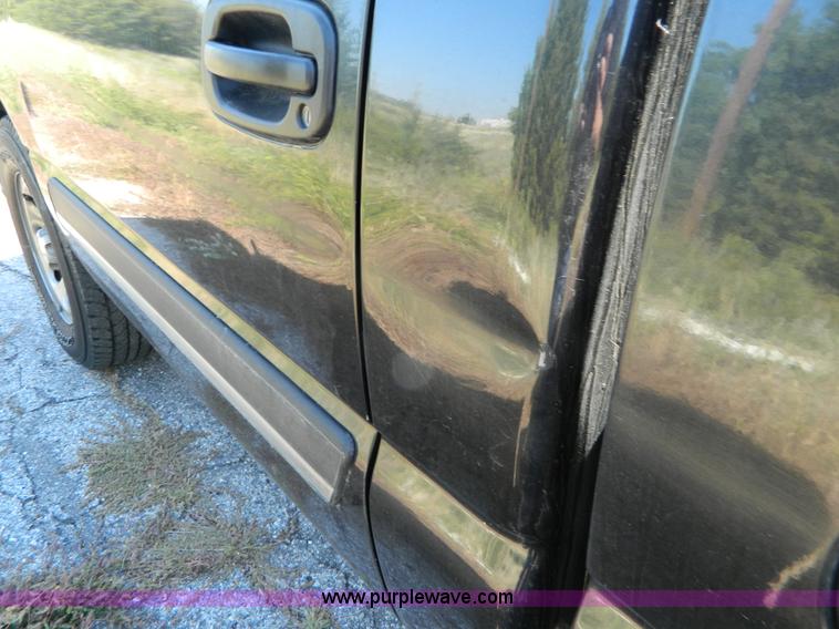 image for item G7526 2005 Chevrolet Silverado K1500 pickup truck