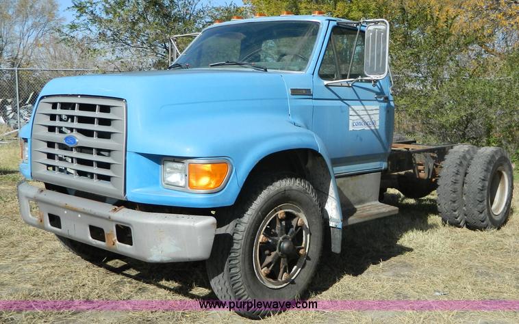 image for item G7545 1996 Ford F700 truck cab and chassis