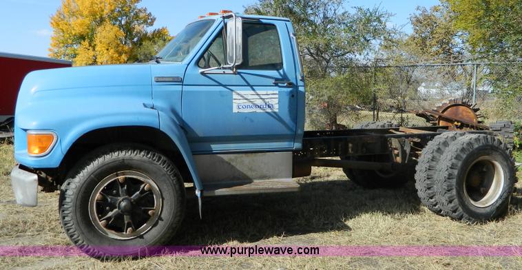 image for item G7545 1996 Ford F700 truck cab and chassis