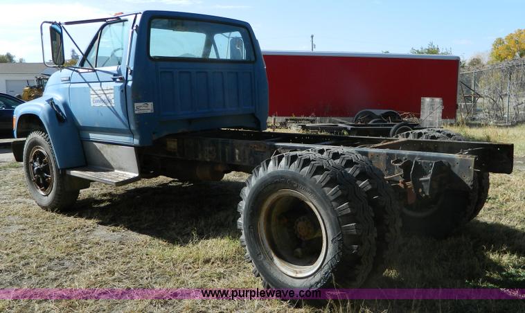 image for item G7545 1996 Ford F700 truck cab and chassis