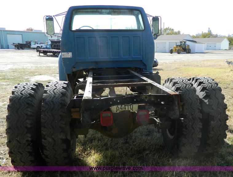image for item G7545 1996 Ford F700 truck cab and chassis