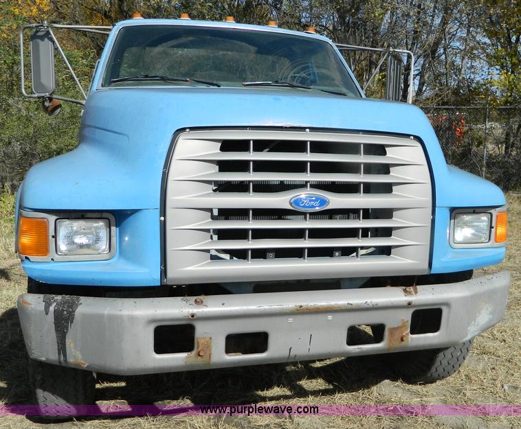 image for item G7545 1996 Ford F700 truck cab and chassis