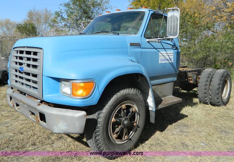 image for item G7545 1996 Ford F700 truck cab and chassis