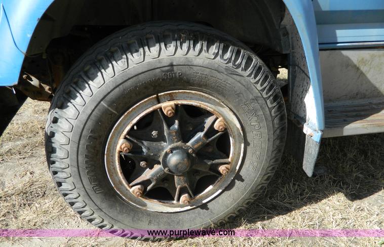 image for item G7545 1996 Ford F700 truck cab and chassis