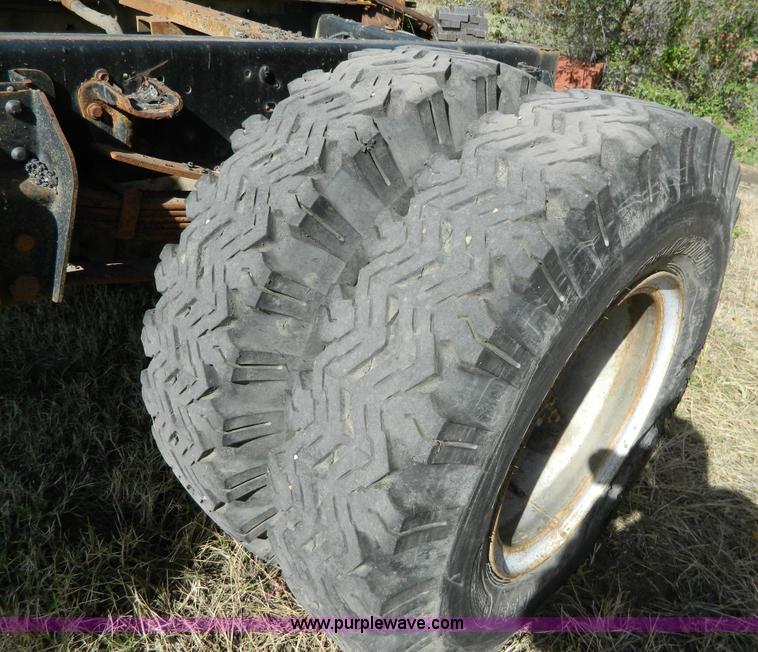 image for item G7545 1996 Ford F700 truck cab and chassis