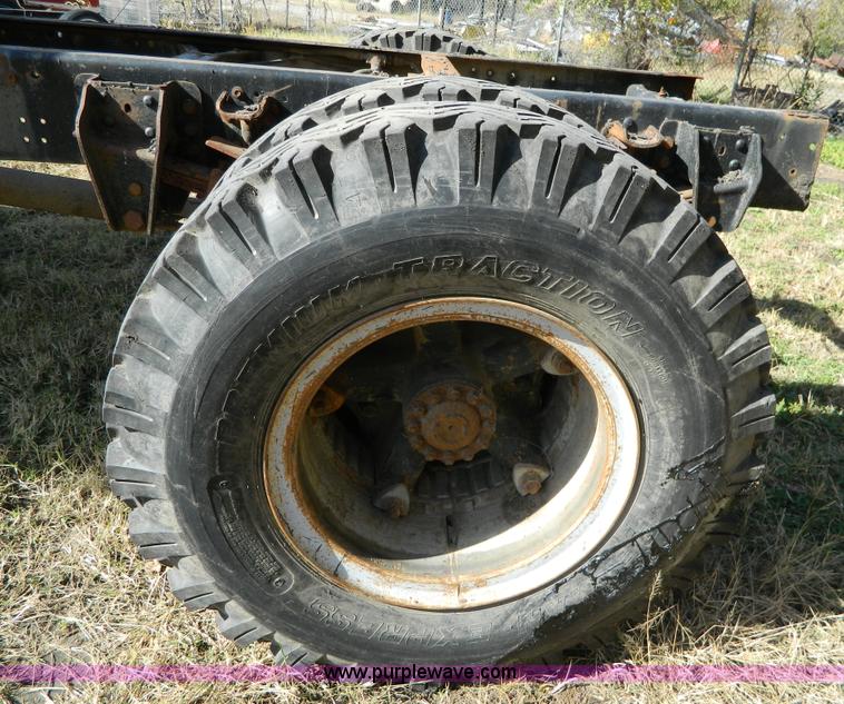 image for item G7545 1996 Ford F700 truck cab and chassis