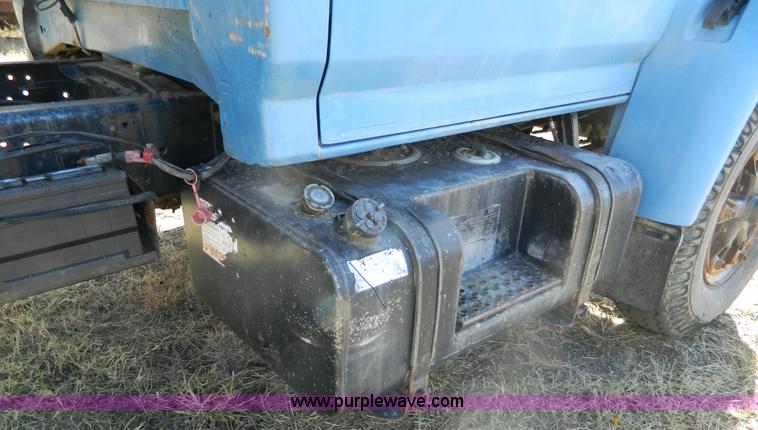 image for item G7545 1996 Ford F700 truck cab and chassis