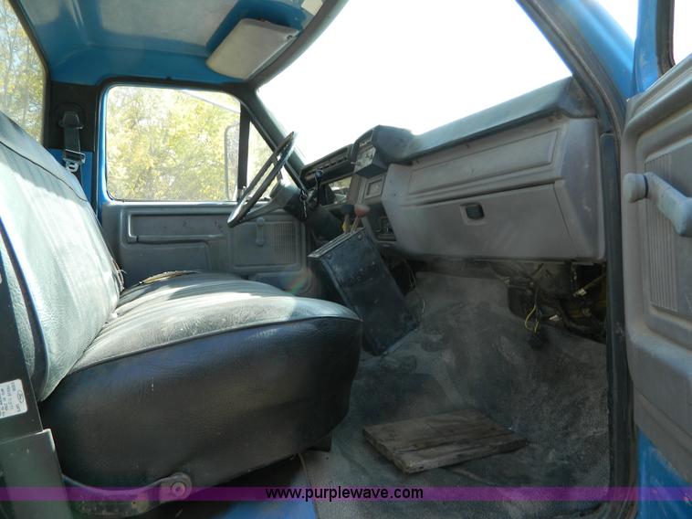 image for item G7545 1996 Ford F700 truck cab and chassis