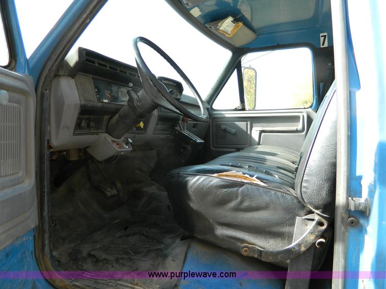 image for item G7545 1996 Ford F700 truck cab and chassis