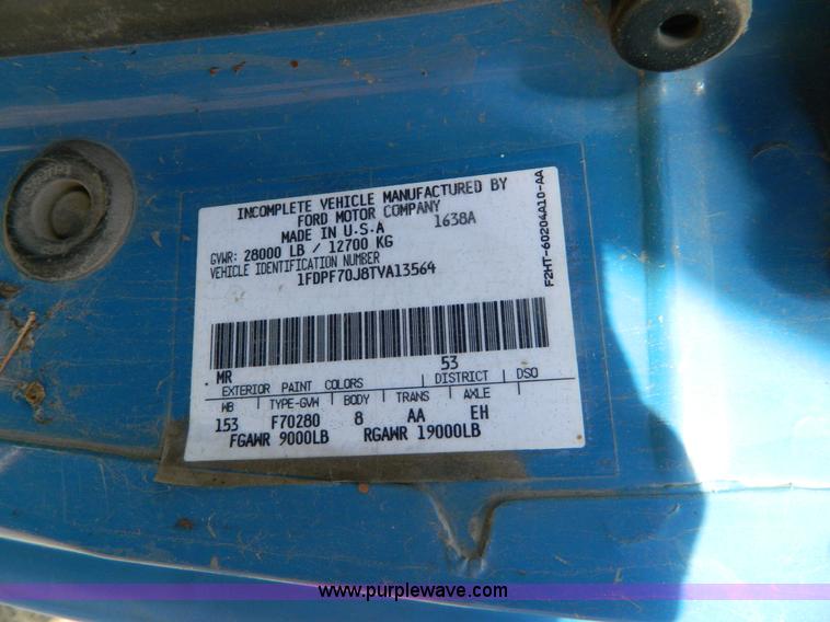 image for item G7545 1996 Ford F700 truck cab and chassis