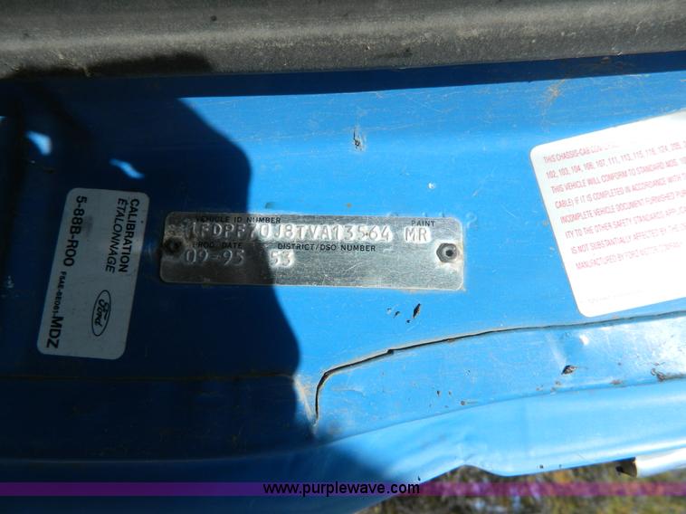 image for item G7545 1996 Ford F700 truck cab and chassis