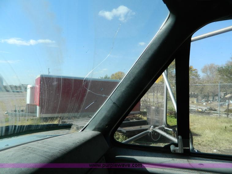 image for item G7545 1996 Ford F700 truck cab and chassis