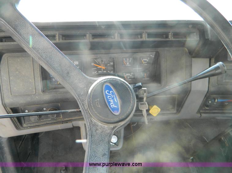 image for item G7545 1996 Ford F700 truck cab and chassis