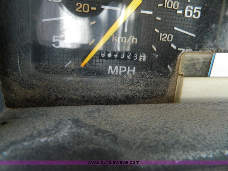 image for item G7545 1996 Ford F700 truck cab and chassis