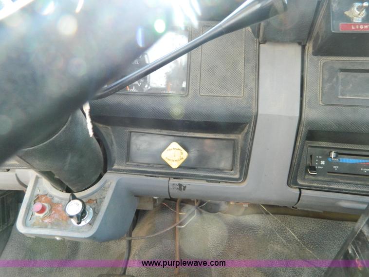 image for item G7545 1996 Ford F700 truck cab and chassis