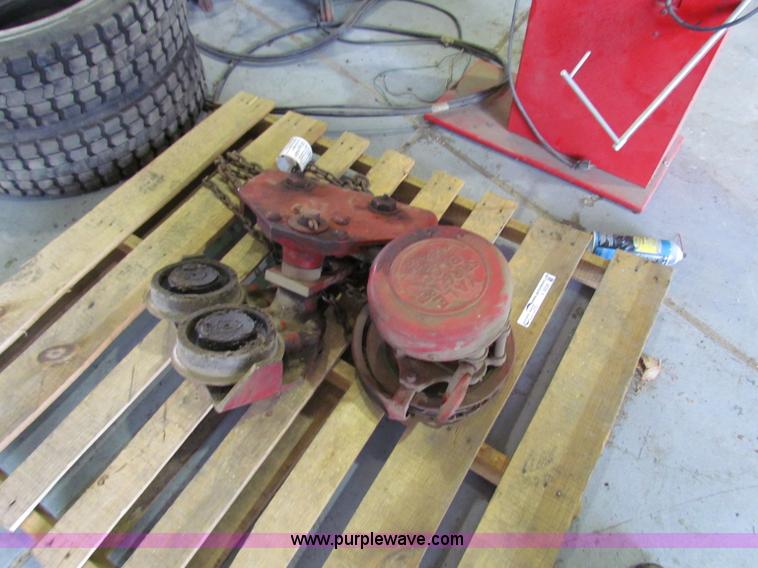 image for item V9336 Yale spur geared block chain hoist