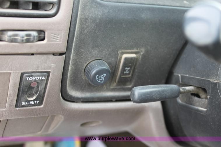 image for item E4265 2001 Toyota 4 Runner SR5 SUV