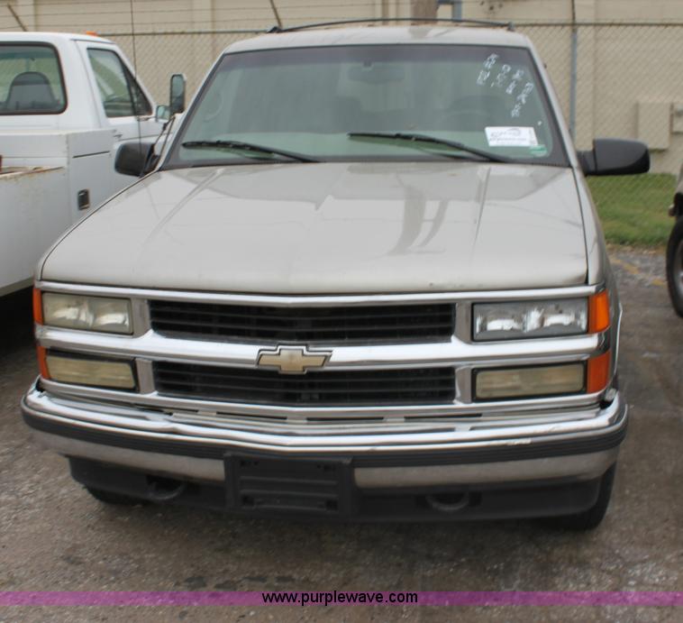 image for item E4280 1999 Chevrolet Tahoe SUV