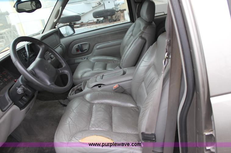 image for item E4280 1999 Chevrolet Tahoe SUV