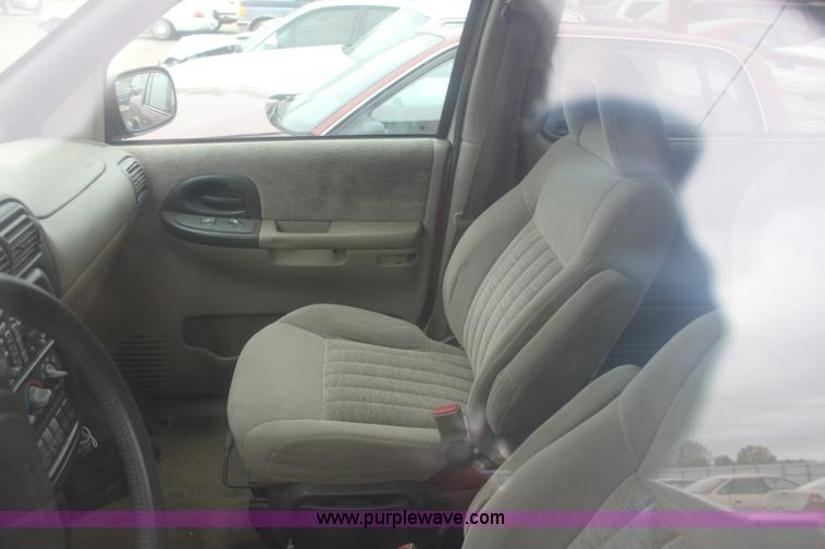 image for item E4281 1999 Pontiac Montana minivan