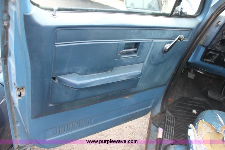 image for item E4286 1987 Chevrolet C10 Custom Deluxe pickup truck