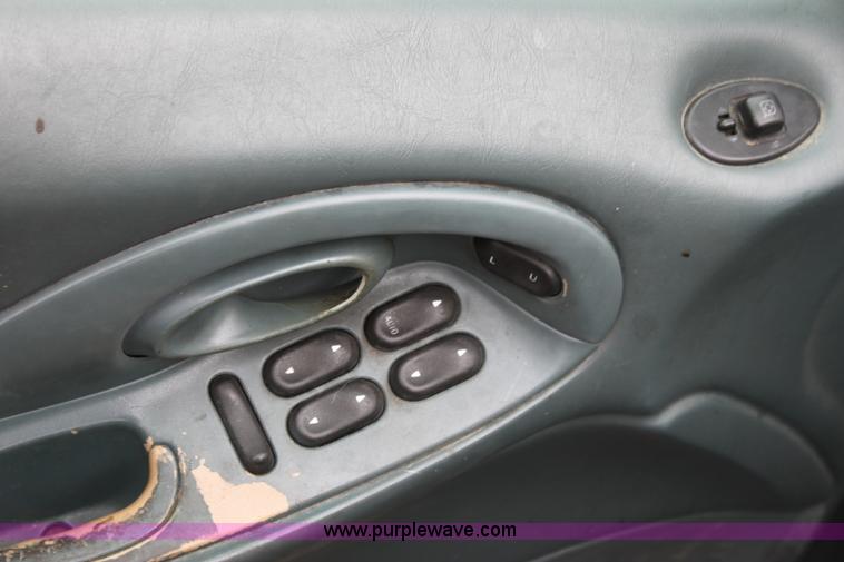 image for item E4289 1995 Ford Taurus