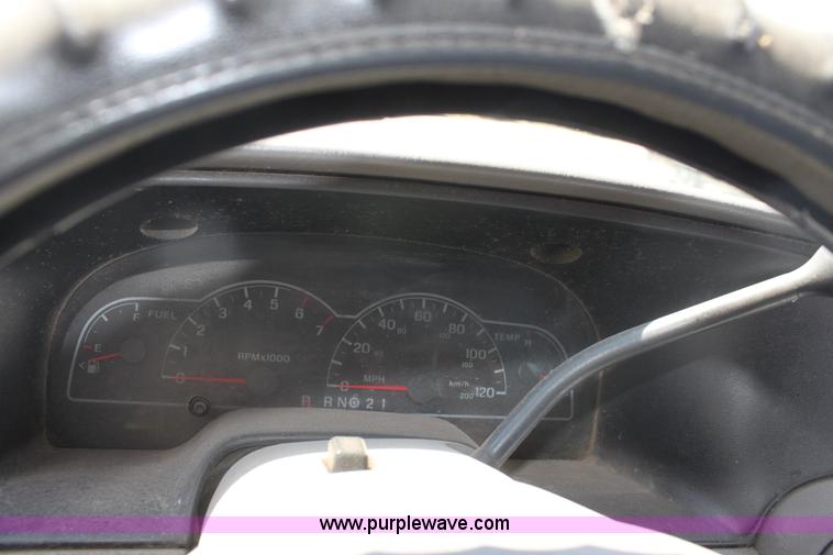 image for item G4569 2000 Ford Windstar LX mini van