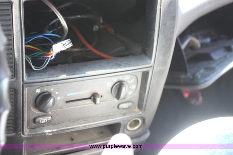 image for item G4569 2000 Ford Windstar LX mini van