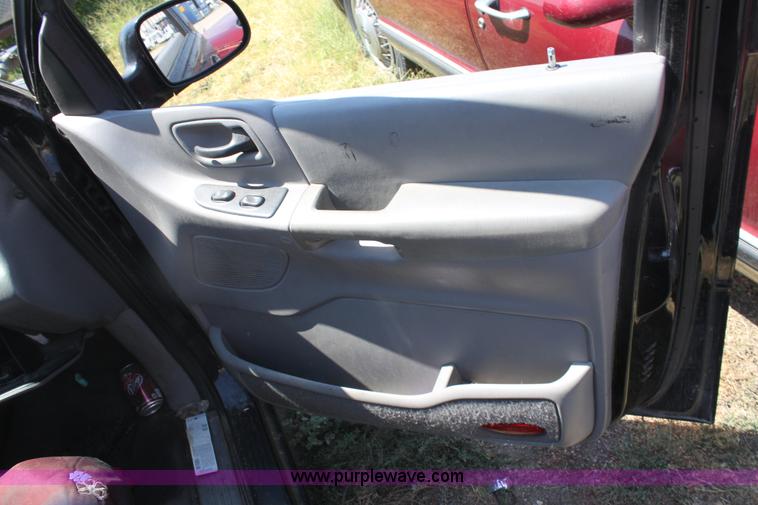 image for item G4569 2000 Ford Windstar LX mini van