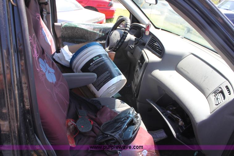 image for item G4569 2000 Ford Windstar LX mini van