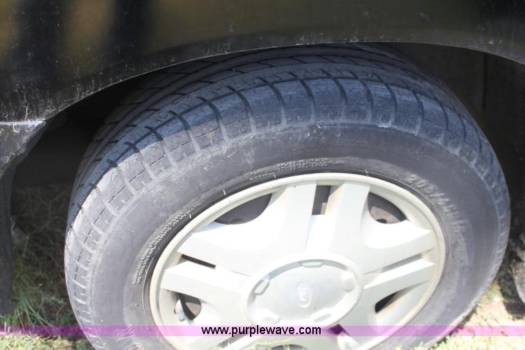 image for item G4569 2000 Ford Windstar LX mini van