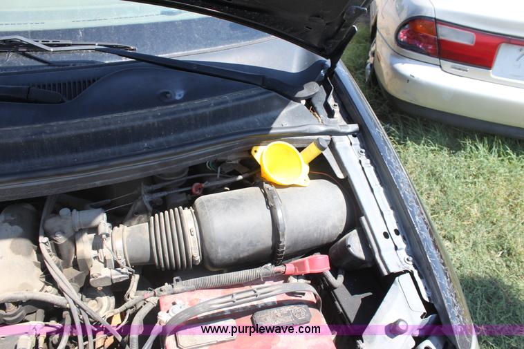 image for item G4569 2000 Ford Windstar LX mini van