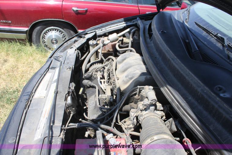 image for item G4569 2000 Ford Windstar LX mini van