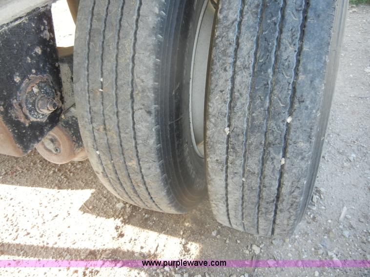 image for item D4277 2001 Ravens 53' flatbed trailer