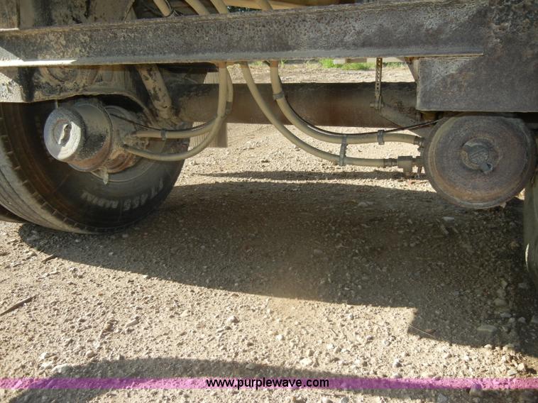 image for item D4277 2001 Ravens 53' flatbed trailer