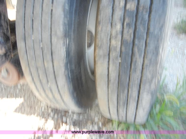 image for item D4277 2001 Ravens 53' flatbed trailer