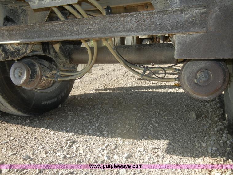 image for item D4277 2001 Ravens 53' flatbed trailer