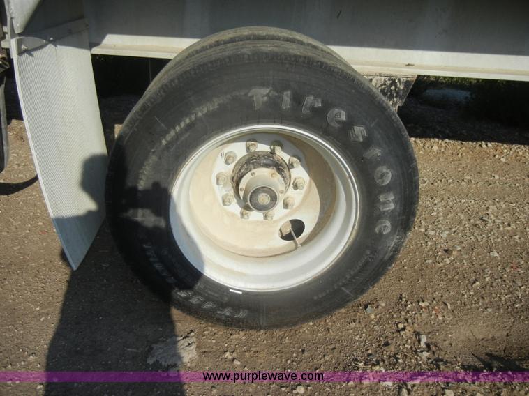 image for item D4277 2001 Ravens 53' flatbed trailer