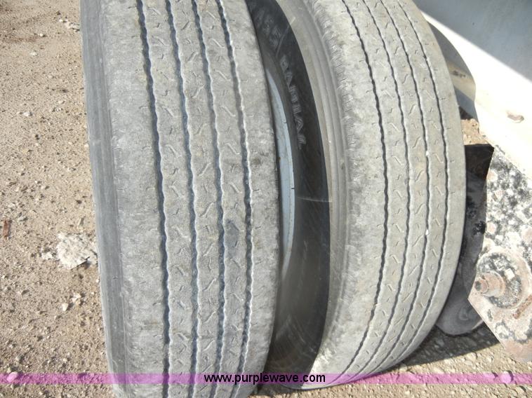 image for item D4277 2001 Ravens 53' flatbed trailer