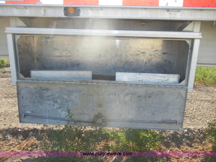 image for item D4277 2001 Ravens 53' flatbed trailer