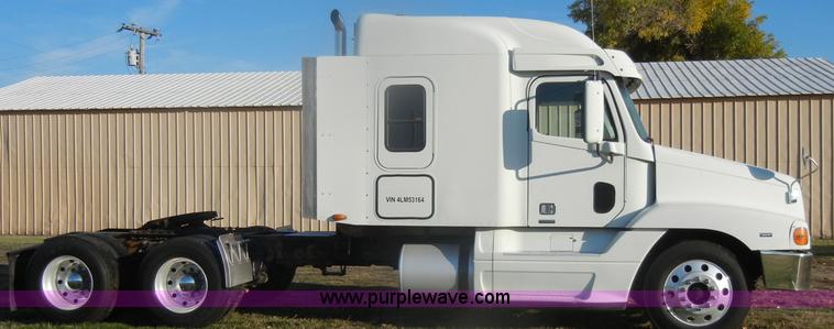 image for item D4824 2004 Freightliner ST120 semi truck